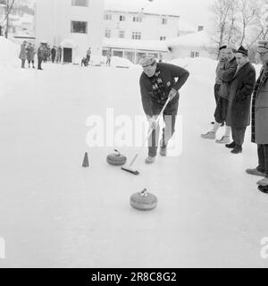 Aktuell 5-8-1960: Skifahren, Shows und Nachtclubs die Touristen dürfen keine Sekunde lang gelangweilt sein. Geilo begeistert mit Skifahren, Shows und Nachtclubs. Die Attraktionen reichen von einer Curlingbahn bis hin zum Dorftanz. Foto: Ivar Aaserud / Aktuell / NTB ***FOTO NICHT ABGEBILDET*** Stockfoto