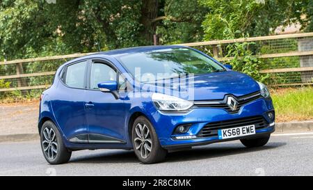 Milton Keynes, UK - Juni 18. 2023: 2018 blauer RENAULT CLIO-Wagen, der auf einer englischen Straße fährt Stockfoto