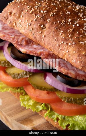 Nahaufnahme eines frischen Sandwichs auf dem Brett Stockfoto