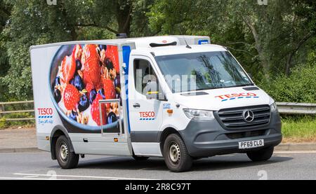 Milton Keynes, UK - Juni 18. 2023: 2020 MERCEDES-BENZ SPRINTER-Lieferwagen für Tesco Stockfoto