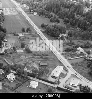 Stromstärke 30-5-1960: Das rasende Todesgrinsen hinter dem Steuer. Riesige Autokolossusen, wie Lokomotiven, fahren durch die dicht besiedelten Gebiete entlang der Straßen. Die Verkehrspolizei ist ständig auf der Suche und überwacht Schwertransporte mit Radar. Foto: Ivar Aaserud / Aktuell / NTB ***FOTO NICHT ABGEBILDET*** Stockfoto