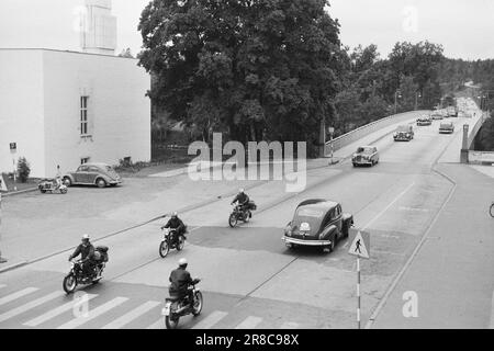 Aktuell 30-5-1960: Tod durch Geschwindigkeit GrinerSpeed Tod Grinsen hinter dem Steuer. Riesige Autokolossusen, wie Lokomotiven, fahren durch die dicht besiedelten Gebiete entlang der Straßen. Die Verkehrspolizei ist ständig auf der Suche und überwacht Schwertransporte mit Radar. Foto: Ivar Aaserud / Aktuell / NTB ***FOTO NICHT ABGEBILDET*** Stockfoto