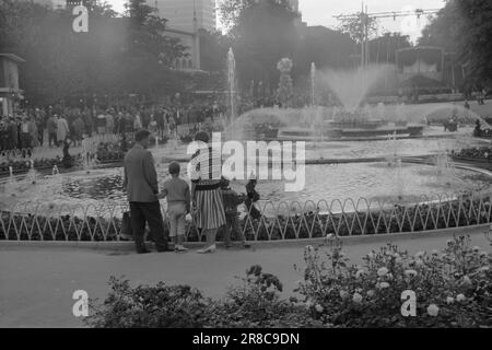 Aktuell 34. 1. 1960: Ein glücklicher Tag im Abenteuergarten Hier ist Kopenhagens Tivoli-Garten – das Karussell voller glücklicher Erinnerungen für Zehntausende Norweger – der Abenteuergarten, den niemand kopieren kann. Foto: Ivar Aaserud / Aktuell / NTB ***FOTO NICHT ABGEBILDET*** Stockfoto