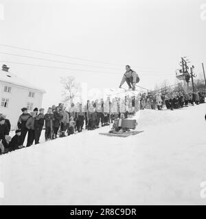 Aktuell 5-8-1960: Skifahren, Shows und Nachtclubs die Touristen dürfen keine Sekunde lang gelangweilt sein. Geilo begeistert mit Skifahren, Shows und Nachtclubs. Während des Sprungs saß der Geiger ungestört mit schwänzigen, alten und neuen Melodien, während Tomm Murstad elegant über sich herausschwirbelte. Foto: Ivar Aaserud / Aktuell / NTB ***FOTO NICHT ABGEBILDET*** Stockfoto