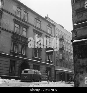 Aktuell 15-5-1960: Das dritte aufschlussreiche Auge die Polizei von Oslo fährt heutzutage in einem Auto mit sechs wachsamen Augen auf den Verkehr, zwei Polizisten und zwei automatischen Kameras. Mit Letzteren kann man nicht streiten. Über einen elektrischen Auslöser registrieren sie automatisch die Illegalitäten, nüchtern und zuverlässig. Ein Gerät nimmt Nahaufnahmen des Autos mit dem Kennzeichen auf, das andere nimmt das Übersichtsbild auf, das später dem Gericht präsentiert werden kann und hohe Anwaltskosten spart. Foto: Ivar Aaserud / Aktuell / NTB ***FOTO NICHT ABGEBILDET*** Stockfoto