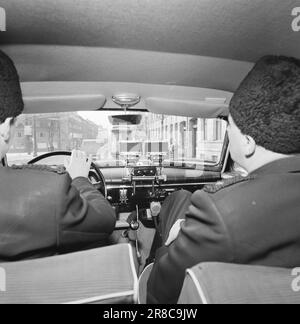 Aktuell 15-5-1960: Das dritte aufschlussreiche Auge die Polizei von Oslo fährt heutzutage in einem Auto mit sechs wachsamen Augen auf den Verkehr, zwei Polizisten und zwei automatischen Kameras. Mit Letzteren kann man nicht streiten. Über einen elektrischen Auslöser registrieren sie automatisch die Illegalitäten, nüchtern und zuverlässig. Ein Gerät nimmt Nahaufnahmen des Autos mit dem Kennzeichen auf, das andere nimmt das Übersichtsbild auf, das später dem Gericht präsentiert werden kann und hohe Anwaltskosten spart. Foto: Ivar Aaserud / Aktuell / NTB ***FOTO NICHT ABGEBILDET*** Stockfoto