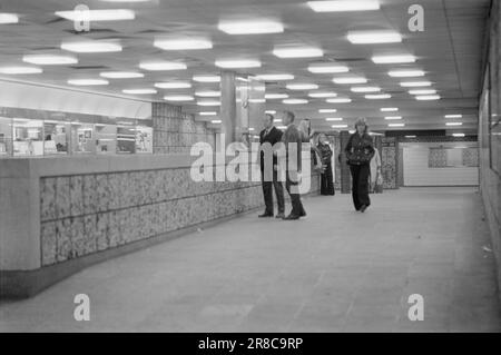 Tatsächlich 22 - 2 - 1974: DUS mit der Police Die Bezirkspolizei ist ein seltsames Phänomen, das als eine Art Pufferzone zwischen dem gewöhnlichen Polizisten und dem Jungen auf der Straße agiert. Der Zweck besteht in erster Linie darin, Verbrechen zu verhindern. Current ist bei den Offizieren Helge Løhren und Lars Stubstad. Foto: Ivar Aaserud / Aktuell / NTB ***FOTO NICHT ABGEBILDET*** Stockfoto