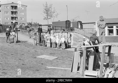 Tatsächlich 22 - 2 - 1974: DUS mit der Police Die Bezirkspolizei ist ein seltsames Phänomen, das als eine Art Pufferzone zwischen dem gewöhnlichen Polizisten und dem Jungen auf der Straße agiert. Der Zweck besteht in erster Linie darin, Verbrechen zu verhindern. Current ist bei den Offizieren Helge Løhren und Lars Stubstad. Foto: Ivar Aaserud / Aktuell / NTB ***FOTO NICHT ABGEBILDET*** Stockfoto