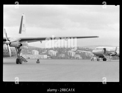 Strom 47-1-1960: Die Flugzeuge ins Wohnzimmer. Wir wissen noch zu wenig über die Auswirkungen von Lärm auf das Gehör und die Nerven. Dennoch beginnen wir mit dem Bau eines großen Flughafens in einem dicht bebauten Gebiet: Fornebu. Zwar wurden viele Häuser gebaut, nachdem der Flughafen kam, aber es ist klar, dass dies ein typisches Wohngebiet war, das gut für die Vorstadtentwicklung geeignet war. Neue Apartmentblöcke umgeben die Landebahnen in Fornebu. Foto: Ivar Aaserud / Aktuell / NTB ***FOTO NICHT ABGEBILDET*** Stockfoto