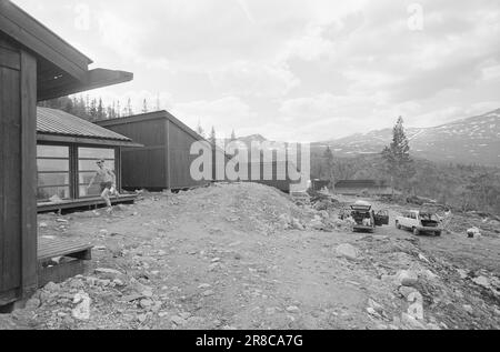 Aktuell 28 - 3 - 1974: Hüttenurlaub in einer neuen WegEven in Norwegen haben wir keinen Platz für eine unbegrenzte Anzahl von Hütten und Ferienhäusern in unserer geräumigen Natur, wenn es wieder unberührte Gebiete geben soll. Wir müssen mehr Leute für jede Hütte zusammenbringen und sie in Dörfern mit guter Abfallentsorgung und Abwasser abholen, wie es in Gausta Fjellgrend geschehen ist. In Gausta Fjellgrende besitzen 48 Genossenschaftsbesitzer acht komfortable und attraktive Hütten. Foto: Sverre A. Børretzen / Aktuell / NTB ***FOTO NICHT IMAGE PROCESSED*** Stockfoto