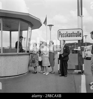 Derzeit 33-1-1960: Wenn die nordischen Menschen mit dem Bus ins Ausland fahren, ist das die beste aller Zeiten. Unter lautem Gesang und mit Magenpillen in ihren Koffern werden nationale Grenzen in Scharen gebrochen. In diesem Bericht sind die Personen in den Bildern und im Text nicht identisch. Mögliche Ähnlichkeit ist rein zufällig. Foto: Ivar Aaserud / Aktuell / NTB ***FOTO NICHT ABGEBILDET*** Stockfoto