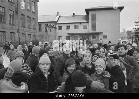 Derzeit 55-9-1960: Oslo ist voller lebendiger Schulen und explodierender Kurse sind die Schulkinder unmöglich? Die Lehrer in Oslo haben eine Aktion gestartet, um Mittel für die Aufrechterhaltung der Ordnung zu erhalten. Berichte zeigen, dass Lärm und Ungehorsam sowohl in den höheren Schulen als auch in den Grundschulen häufiger als zuvor auftreten. Die spanische Pfeife fiel weg, aber an ihrer Stelle kam nichts. Sowohl Lehrer als auch Schüler benötigen feste Anweisungen. Foto: Ivar Aaserud / Aktuell / NTB ***FOTO NICHT ABGEBILDET*** Stockfoto