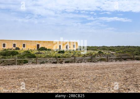 Torregarcia Festung am Strand umgeben von Sand und Felsen in Almeria, Cabo de Gata Stockfoto