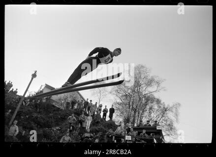 Actual 47-4-1960 : luftiger Schwebeflug ohne Schnee Bergen's Ski Circle zusammen mit Fana Idrettslag und Hoppsportens Freunden organisierten Rennen in Lilletvedtbakken in Fana außerhalb von Bergen. Der Abflusskanal war mit zerstoßenem Eis von Bergen Fiskeinwiesi überzogen. Foto: Sverre A. Børretzen / Aktuell / NTB ***FOTO NICHT IMAGE PROCESSED*** Stockfoto