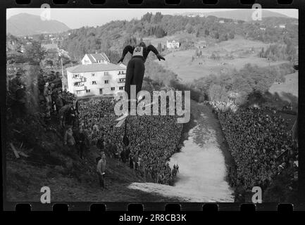 Actual 47-4-1960 : luftiger Schwebeflug ohne Schnee Bergen's Ski Circle zusammen mit Fana Idrettslag und Hoppsportens Freunden organisierten Rennen in Lilletvedtbakken in Fana außerhalb von Bergen. Der Abflusskanal war mit zerstoßenem Eis von Bergen Fiskeinwiesi überzogen. Foto: Sverre A. Børretzen / Aktuell / NTB ***FOTO NICHT IMAGE PROCESSED*** Stockfoto