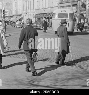 Strom 17-5-1960: Helfen Sie Blind. Tag und Nacht in ewiger Dunkelheit. Nur wenn das Sonnenlicht besonders stark ist, weiß er, was Licht ist. Dann flackert es irgendwo im Hinterkopf. Unangenehm, ohne Erfolg. Deshalb trägt er eine schwarze Brille, Bjørn Myrberg, einer der 4.000 Norweger, die nicht sehen können, einer von denen, die unsere Hilfe brauchen. Gibst du ihm einen anstrengenden Tag im Verkehr? Foto: Aage Storløkken / Aktuell / NTB ***FOTO NICHT VERARBEITET*** Stockfoto