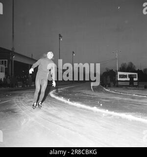 Aktueller 2.-2.-1960.: Anstoß mit dem Olympiaport die Skifahrer und Skater hatten am vergangenen Wochenende ihren ersten großen präolympischen Krafttest, die Skater in Trondheim, die Skispringer und die Skilanglauf in Gjøvik. In diesem Bericht berichten unsere Mitarbeiter in Texten und Bildern über die Situation, die zu den Besten zählt. Foto: Ivar Aaserud / Aktuell / NTB ***FOTO NICHT ABGEBILDET*** Stockfoto