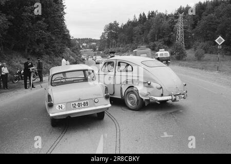 Aktuell 30-5-1960: Tod durch Geschwindigkeit GrinerSpeed Tod Grinsen hinter dem Steuer. Riesige Autokolossusen, wie Lokomotiven, fahren durch die dicht besiedelten Gebiete entlang der Straßen. Die Verkehrspolizei ist ständig auf der Suche und überwacht Schwertransporte mit Radar. Foto: Ivar Aaserud / Aktuell / NTB ***FOTO NICHT ABGEBILDET*** Stockfoto