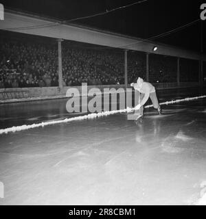 Aktueller 2.-2.-1960.: Anstoß mit dem Olympiaport die Skifahrer und Skater hatten am vergangenen Wochenende ihren ersten großen präolympischen Krafttest, die Skater in Trondheim, die Skispringer und die Skilanglauf in Gjøvik. In diesem Bericht berichten unsere Mitarbeiter in Texten und Bildern über die Situation, die zu den Besten zählt. Foto: Ivar Aaserud / Aktuell / NTB ***FOTO NICHT ABGEBILDET*** Stockfoto