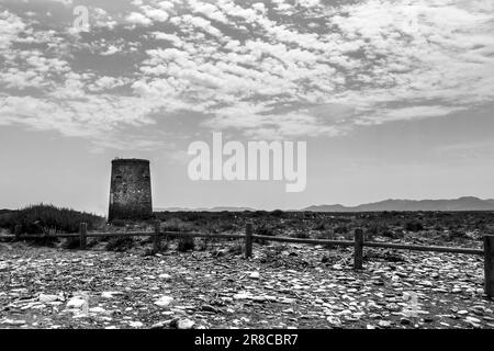 Torregarcia Turm am Strand, umgeben von Sand und Felsen in Almeria, Cabo de Gata Stockfoto