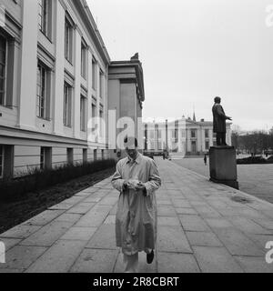 Aktuell 3-11-1960: Auf der Flucht vor Hass Südafrikas Gestapo verfolgte den 23-jährigen Hans Beukes aus einem einzigen Grund durch drei Länder: Er ist farbig. Aber Beukes entkam, und vom UN-Podium ließ er die ganze Welt auf ihn hören. Nach vielen Abenteuern fand er einen Zufluchtsort in Oslo. Foto: Aage Storløkken / Aktuell / NTB ***FOTO NICHT VERARBEITET*** Stockfoto