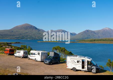 Touristenmotorhäuser und Wohnmobile, die neben Loch Torridon in den schottischen Highlands an der North Coast 500 Road Trip, Schottland, Großbritannien, geparkt haben Stockfoto