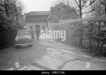 Aktuell 30-3-1960: UR-Bergens Wir wollen nicht schwören, dass Arild Haaland der ursprüngliche Bergensen ist. Der arbeitslose Akademiker hat Brødregården gekauft, ein echtes Bergenherrenhaus. Wir wachsen in ein Zeitalter, in dem wir alle Patrizier sein werden, warum also nicht der erste sein? So hat er den geschulten, arbeitslosen Philosophen philosophiert. Er glaubt, dass Geld nicht alles ist, und gibt 10.000 Dollar im Jahr auf, solange er Zeit hat, sich um Dinge zu kümmern, die er mag. Foto: Sverre A. Børretzen / Aktuell / NTB ***FOTO NICHT IMAGE PROCESSED*** Stockfoto