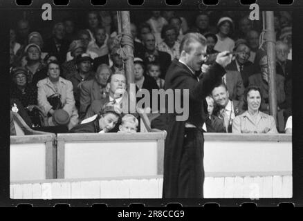 Aktuell 38-7-1960: Simsalabim im Circus Arnardo in Ola Narr in Oslo führte eine Aufführung in seinem Zelt durch. Zu den Gästen zählten Premierminister Einar Gerhardsen mit Frau Werna, die Skating-Könige Knut 'Kuppern' Johannesen und Roald Aas mit ihren Frauen und Prinzessin Ragnhild und Erlling Lorentzen mit ihren Kindern Haakon und Ingeborg. Eintausend Rentner aus Oslo wurden ebenfalls eingeladen. Sowohl Haakon als auch Ingeborg (hinter Prinzessin Ragnhilds Kopf) haben sich ein wenig gebeugt, als der Scharfschütze scharf auf den Blitz über dem Kopf seiner Frau schoss. Foto: Ivar Aaserud / Aktuell / NTB ***FOTO NICHT BILDPROGRAMM Stockfoto