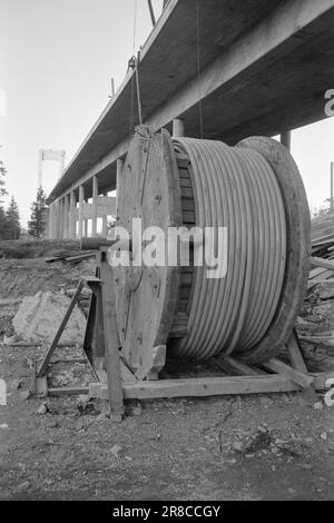 Aktuell 50-6-1960: In Brevik wird eine Brücke gebaut. Bald werden die endlosen Schlangen an Autos vor der Fähre Brevik-Stathelle ein Ende haben, da in Brevik eine Brücke gebaut wird. Foto: Sverre A. Børretzen / Aktuell / NTB ***FOTO NICHT IMAGE PROCESSED*** Stockfoto