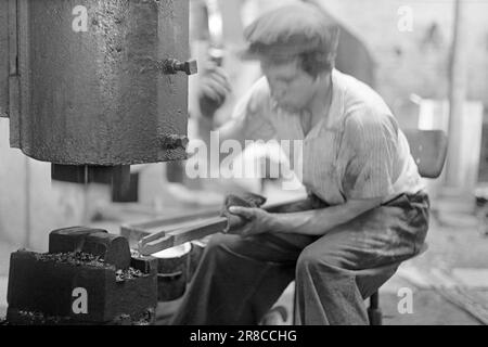 Strom 09-1950: Bereit für den Frühling. Der größte Hersteller landwirtschaftlicher Maschinen, Kvernelands Fabrik in der Zeit auf Jæren, ist auch handwerklicher, aber sehr notwendige landwirtschaftliche Geräte. Foto: Sverre A. Børretzen / Aktuell / NTB ***Foto nicht image PROCESSED*** Stockfoto