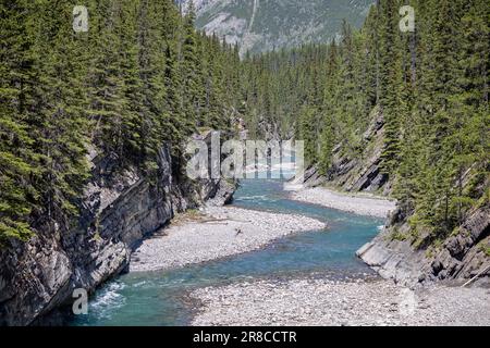 Der gletscherförmige Cascade River am Lake Minnewanka, Banff, Alberta, Kanada am 7. Juni 2023 unter der Stewart Canyon Bridge hindurch Stockfoto