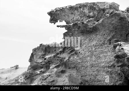 Versteinerte Sanddünen am Strand von Los Escullos in Cabo de Gata, Almeria Stockfoto