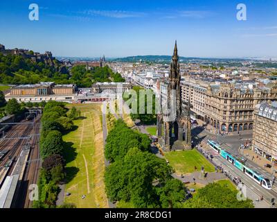 Scott Monument, Princes Street Gardens und Princes Street in Edinburgh, Schottland, Großbritannien Stockfoto