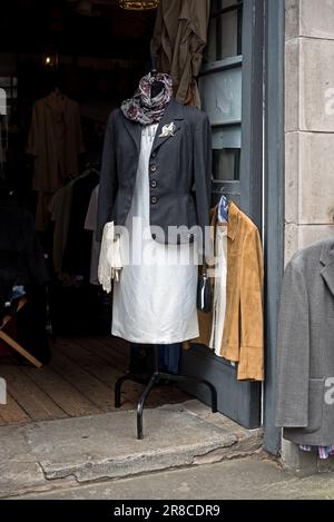 Secondhand-Vintage-Kleidung vor der Tür eines Vintage-Bekleidungsgeschäfts in St. Stephen Street, Stockbridge, Edinburgh, Schottland, Großbritannien. Stockfoto