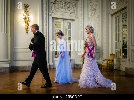 BRÜSSEL - König Willem-Alexander zusammen mit der belgischen Königin Mathilde und Königin Maxima vor dem Staatsbankett im Schloss Laeken am ersten Tag des Staatsbesuchs in Belgien. Das königliche Paar wird das Land auf Einladung des belgischen Königs Philippe und Königin Mathilde besuchen und neben Brüssel auch Waterloo, Leuven und Antwerpen besuchen. ANP REMKO DE WAAL niederlande raus - belgien raus Stockfoto