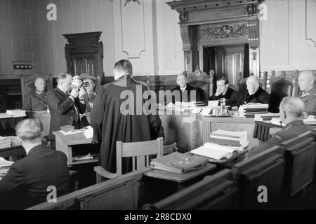 Aktueller 9-4-1947: Sundlo-Fall Settlement mit Sundlo Sieben Jahre nach der verhängnisvollen Aprilnacht, als eine deutsche Kampfeinheit in Ofotfjorde in Dunkelheit und Schneesturm einmarschierte, "Eidsvold" und "Norge" versenkte und es Dietls Gebirgsjäger ermöglichte, Narvik ohne Schuss zu erobern, Dieser traurige Vorfall wird in einem Gerichtssaal in Oslo Tinghus während des Berufungsverfahrens gegen Oberst Konrad Sundlo, den Mann, der Narvik den Deutschen auslieferte, aufgedeckt. Foto: Th. Skotaam/Aktuell/NTB ***FOTO NICHT VERARBEITET*** Stockfoto