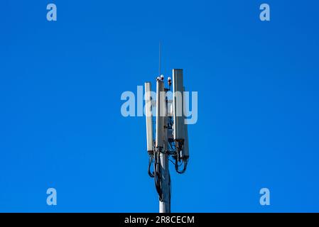 Telekommunikationsgeräte – direktionale Mobilfunkantennen. Drahtlose Kommunikation. Mobiltelefonantennen Stockfoto