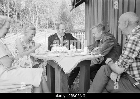 Tatsächlich 22 - 2 - 1974: DUS mit der Police Die Bezirkspolizei ist ein seltsames Phänomen, das als eine Art Pufferzone zwischen dem gewöhnlichen Polizisten und dem Jungen auf der Straße agiert. Der Zweck besteht in erster Linie darin, Verbrechen zu verhindern. Current ist bei den Offizieren Helge Løhren und Lars Stubstad. Foto: Ivar Aaserud / Aktuell / NTB ***FOTO NICHT ABGEBILDET*** Stockfoto