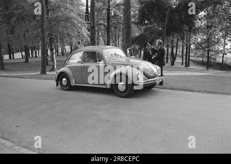 Tatsächlich 22 - 2 - 1974: DUS mit der Police Die Bezirkspolizei ist ein seltsames Phänomen, das als eine Art Pufferzone zwischen dem gewöhnlichen Polizisten und dem Jungen auf der Straße agiert. Der Zweck besteht in erster Linie darin, Verbrechen zu verhindern. Current ist bei den Offizieren Helge Løhren und Lars Stubstad. Foto: Ivar Aaserud / Aktuell / NTB ***FOTO NICHT ABGEBILDET*** Stockfoto