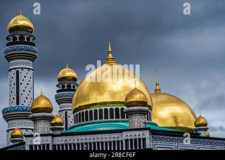Bandar Seri Begawan, Brunei--5. März 2023. Ein Teleobjektiv mit goldenen Kuppeln und einem Minarett auf der Jame' ASR Hassanil Bolkiah Moschee. Stockfoto