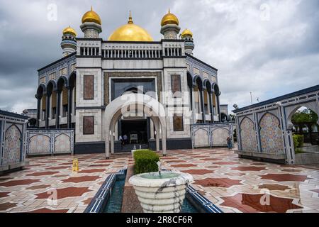 Ein Weitwinkelbild der Jame' ASR Hassanil Bolkiah Moschee in der Hauptstadt Brunei. Stockfoto