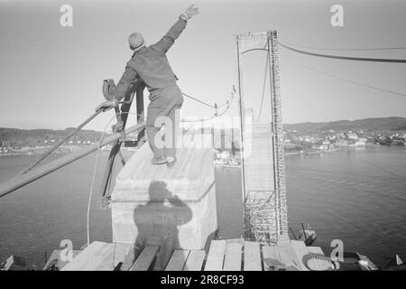 Aktuell 50-6-1960: In Brevik wird eine Brücke gebaut. Bald werden die endlosen Schlangen an Autos vor der Fähre Brevik-Stathelle ein Ende haben, da in Brevik eine Brücke gebaut wird. Foto: Sverre A. Børretzen / Aktuell / NTB ***FOTO NICHT IMAGE PROCESSED*** Stockfoto