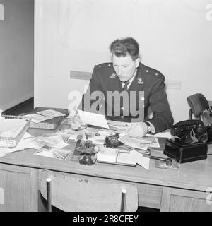 Aktuell 15-5-1960: Das dritte aufschlussreiche Auge die Polizei von Oslo fährt heutzutage in einem Auto mit sechs wachsamen Augen auf den Verkehr, zwei Polizisten und zwei automatischen Kameras. Mit Letzteren kann man nicht streiten. Über einen elektrischen Auslöser registrieren sie automatisch die Illegalitäten, nüchtern und zuverlässig. Ein Gerät nimmt Nahaufnahmen des Autos mit dem Kennzeichen auf, das andere nimmt das Übersichtsbild auf, das später dem Gericht präsentiert werden kann und hohe Anwaltskosten spart. Polizist Leif Føsker leitet die Arbeit mit den Kamerawagen. Jeden Tag kommen die Streifenwagen mit neuen Stapeln rein Stockfoto