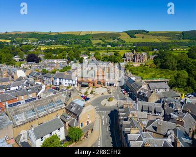 Luftaufnahme von der Drohne der Stadt Melrose an der schottischen Grenze, Schottland, Großbritannien Stockfoto