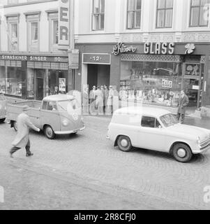 Aktuelle 13-7-1960: Wer hat geschossen? Ein Schuss kam aus dem Hotelzimmer im fünften Stock einer Farm in Richtung Karl-Johans-Tor. Im gleichen Moment brach ein Mann mittleren Alters auf einer Treppe die Straße runter zusammen, mit den Händen auf den Bauch gedrückt. Bevor er ohnmächtig wurde, beschwerte sich der 56-jährige Stationsvorarbeiter Nils Mathiesen über die Leute, die um ihn herum waren: Wer hat auf mich geschossen? Während die Ärzte um Mathiesen's Leben kämpften und die Leute sich beeilten, begannen die Ermittler mit ihrer gründlichen Arbeit. Nach sechs hektischen Stunden konnten sie die Frage beantworten. Foto: Ivar Aaserud / Aktuell / NTB ***FOTO NICHT IMAGE Stockfoto