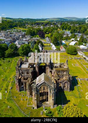 Luftaufnahme von der Drohne von den Ruinen der Melrose Abbey an schottischen Grenzen, Schottland, Großbritannien Stockfoto