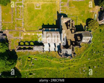 Luftaufnahme von der Drohne von den Ruinen der Melrose Abbey an schottischen Grenzen, Schottland, Großbritannien Stockfoto