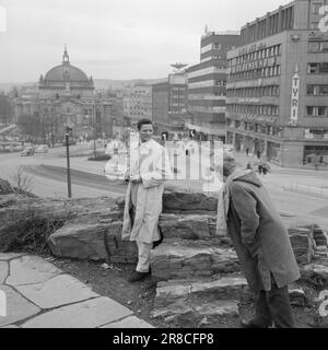 Aktuell 3-11-1960: Auf der Flucht vor Hass Südafrikas Gestapo verfolgte den 23-jährigen Hans Beukes aus einem einzigen Grund durch drei Länder: Er ist farbig. Aber Beukes entkam, und vom UN-Podium ließ er die ganze Welt auf ihn hören. Nach vielen Abenteuern fand er einen Zufluchtsort in Oslo. Foto: Aage Storløkken / Aktuell / NTB ***FOTO NICHT VERARBEITET*** Stockfoto