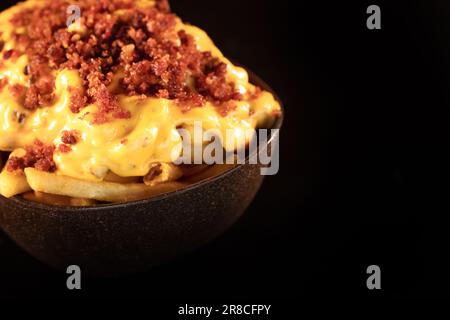 Pommes Frites im Topf auf dem Tisch vor der Ziegelwand Stockfoto