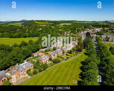 Luftaufnahme von einer Drohne großer abgeschlossener Villen im Dorf St. Boswells an der schottischen Grenze, Schottland, Großbritannien Stockfoto